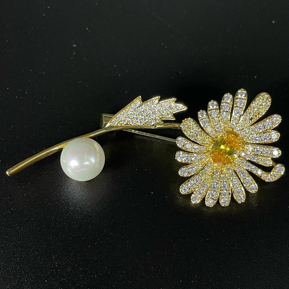Gold tone flower brooch/pin